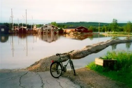 Översvämning vid idrottsplats, mycket vatten och barriärer uppsatta.