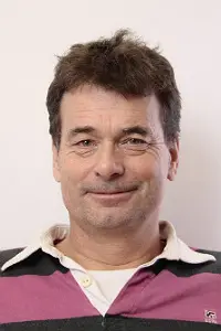 Leende mörkhårig man