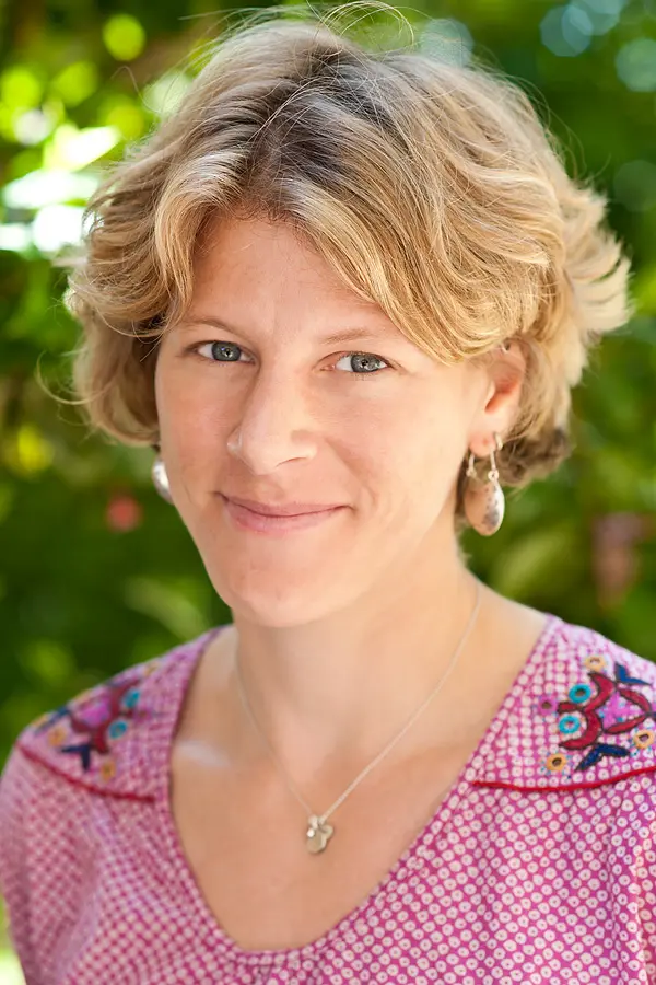 Kvinna med kort hår som ler