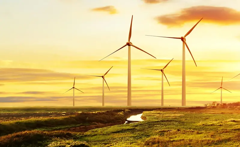Fotografi på vindkraftverk i solnedgång.