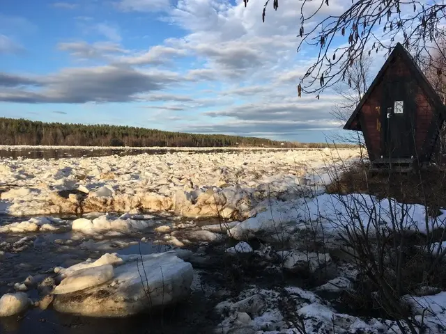 Vattenföringsstation vid Torneälven som är full med is. 