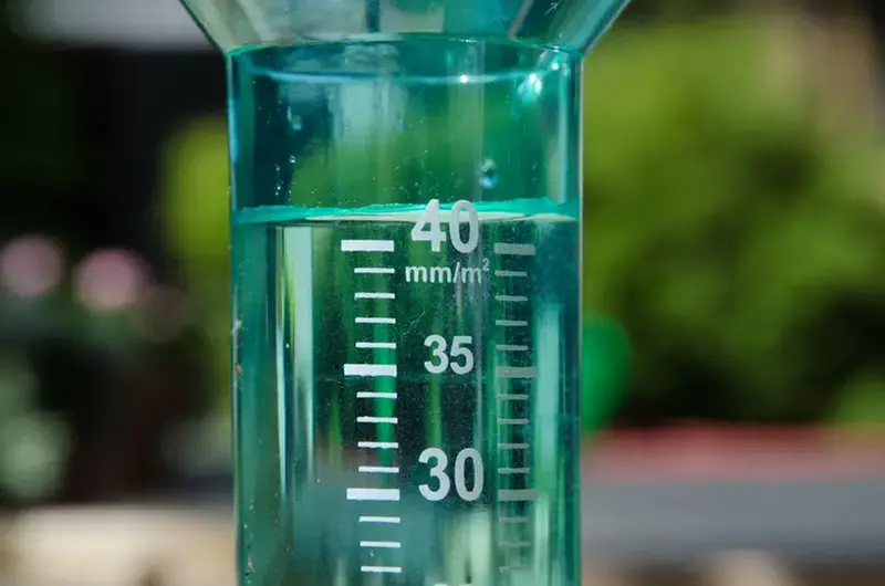 Regnmätare fylld med 40mm regn.