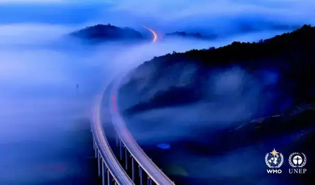 Bild från rapport som föreställer en väg i dimmigt landskap.