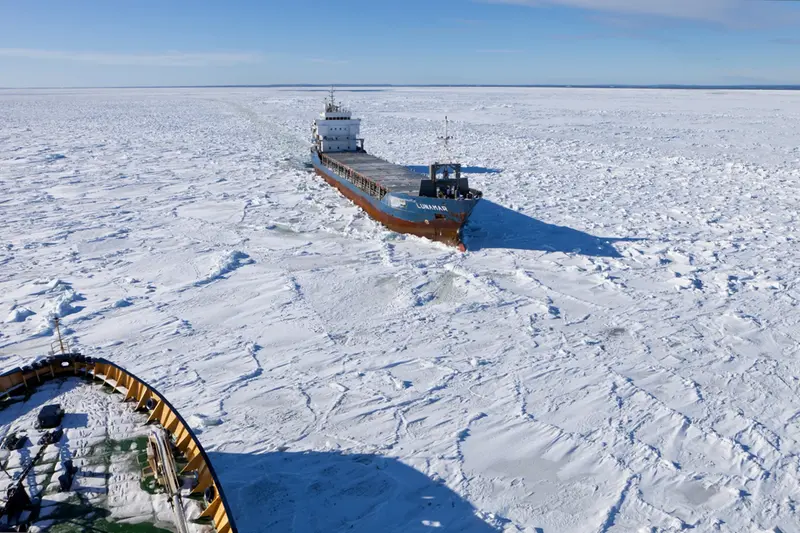 Ett lastfartyg tar sig fram genom is.