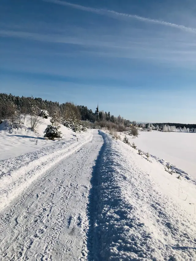 snö och blå himmel