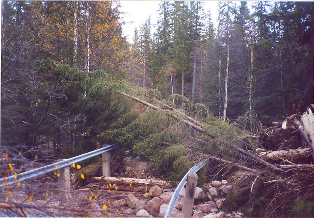 Resterna av en förstörd bro