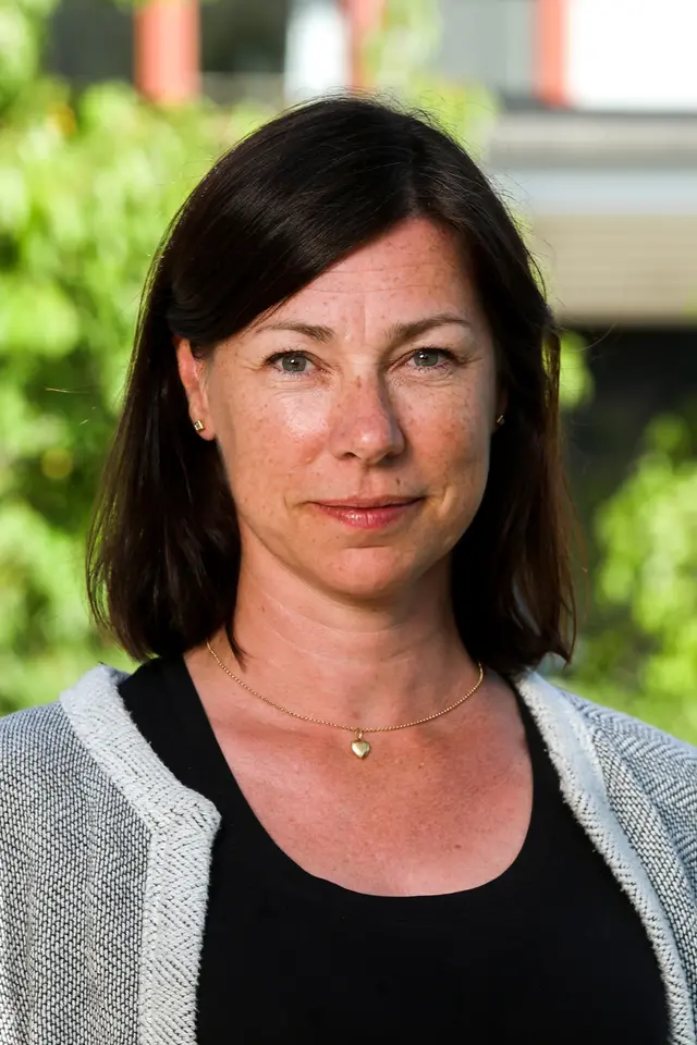 Kvinna med mörkt hår