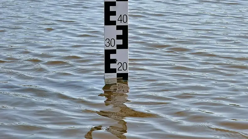En mätsticka visar hur högt vattnet är.
