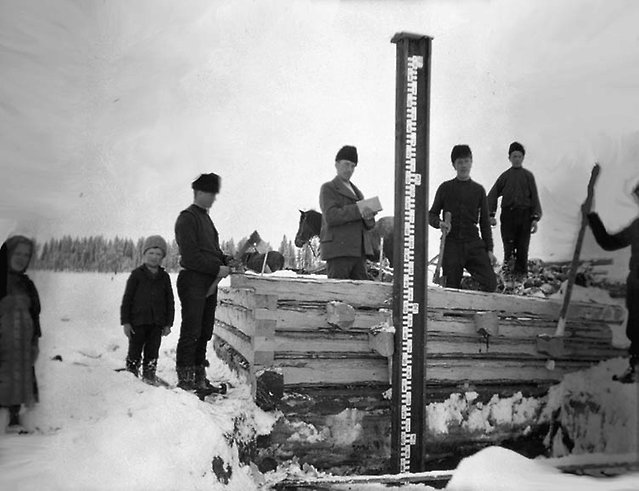 Svartvit bild, män i snö