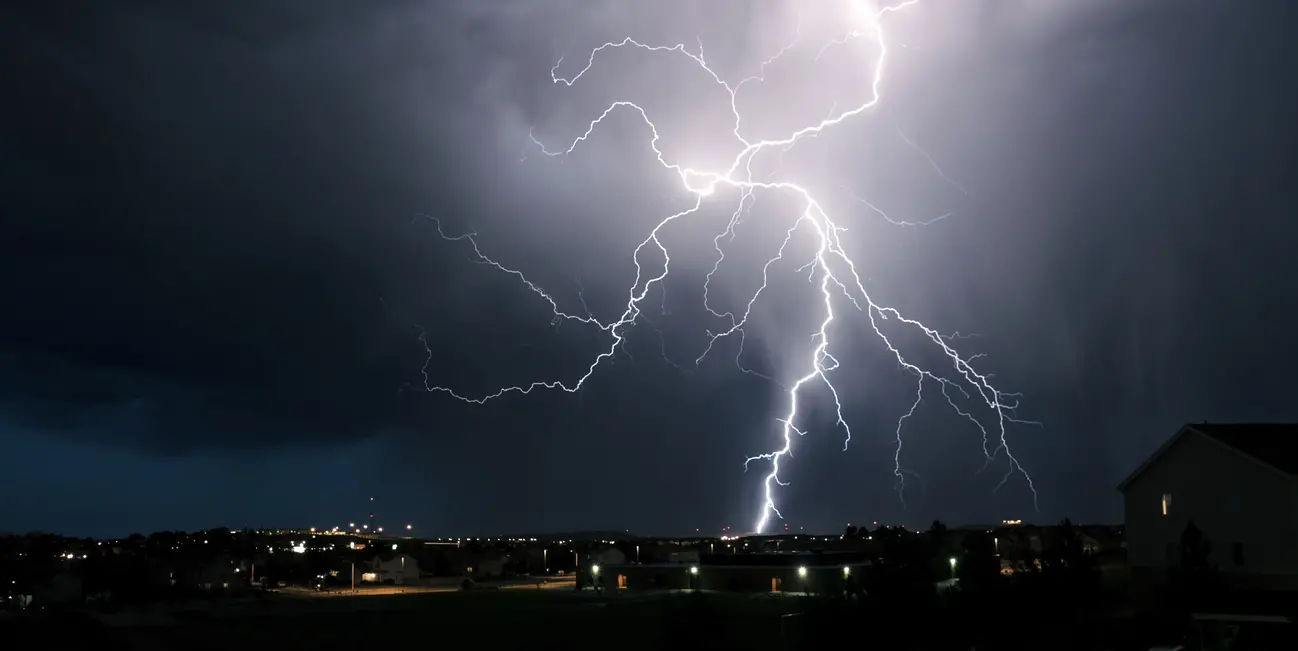 blixtar på himmeln.