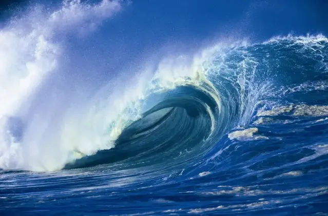 En kraftig våg bryts.