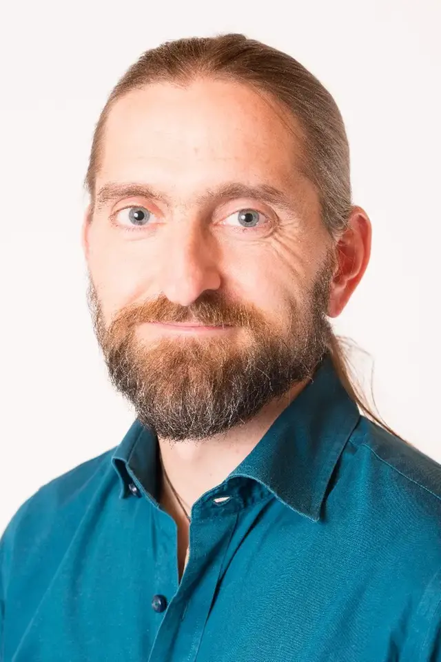 Leende man med skägg