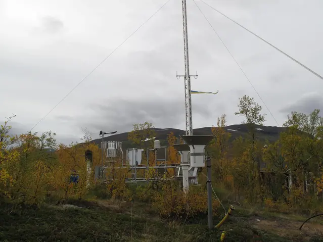 Bilden visar ett foto av automatstationen i Abisko taget i september 2020.