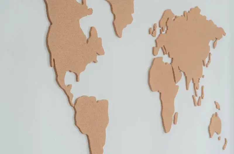 En utskuren världskarta som sitter på en vägg.