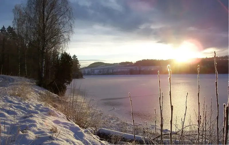 En isbelagd sjö i ett fruset vinterlandskap.
