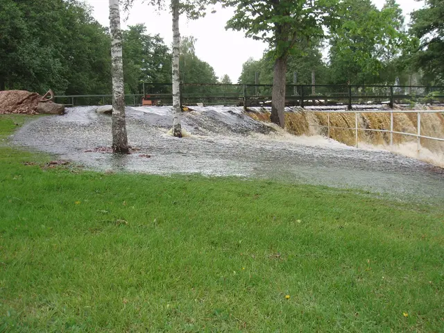 En gångbro översvämmad och skyddsvallar grävda, Silverån vid Mariannelund.