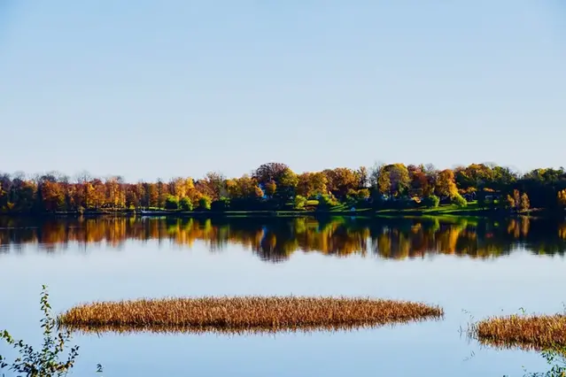 Blå himmel och spegelblank sjö
