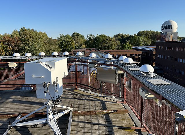 En vit låda som är ett ozoninstrument, placerad på ett tak. 