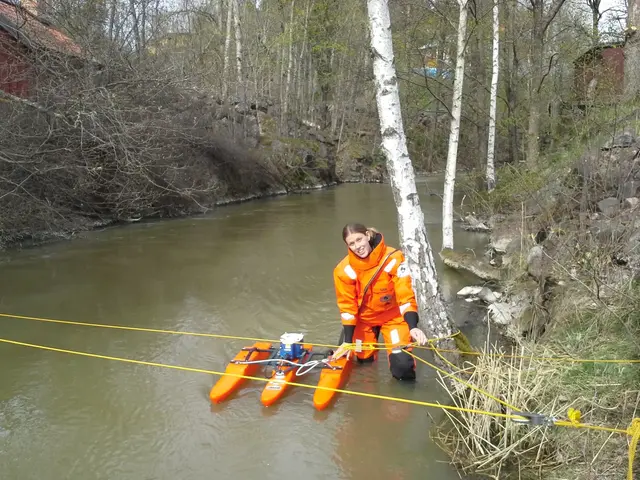 Kvinna i orangeklädsel.