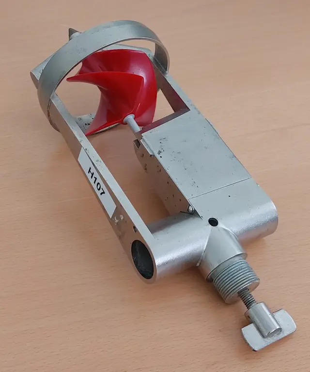 Flygel med röd propeller