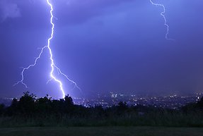 Blixt på natthimmel.